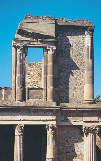 Detail of the double order of columns in the Tribunal