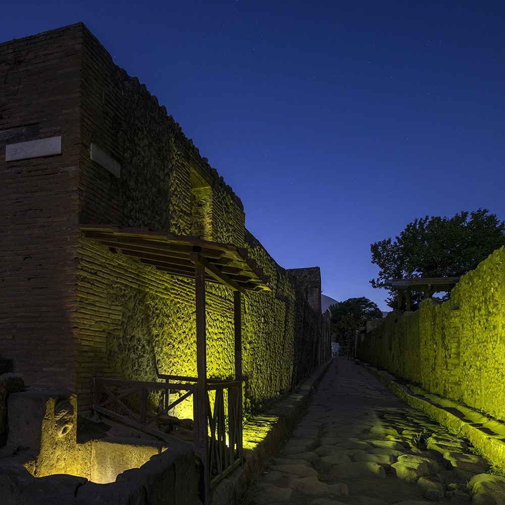 Pompei di notte, tornano i suggestivi percorsi notturni sotto la luna nei siti archeologici vesuviani