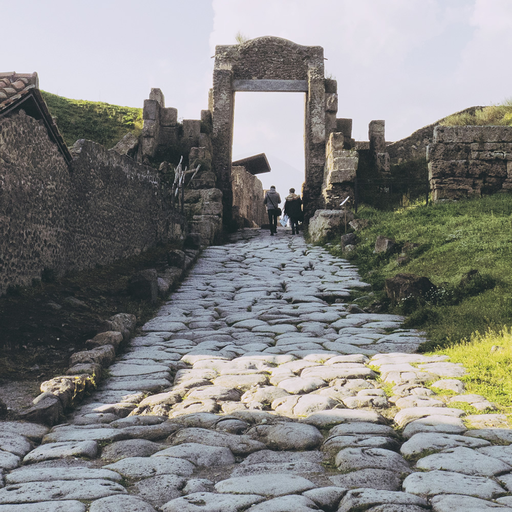 L’amore “impossibile” di Pompei: nuovi ritrovamenti funerari svelano un rapporto clandestino tra il padrone e la ragazza schiava