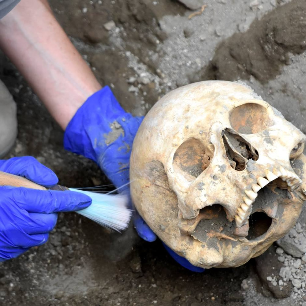 Pompeii, found the skull of the last fugitive: the real causes of his tragic end