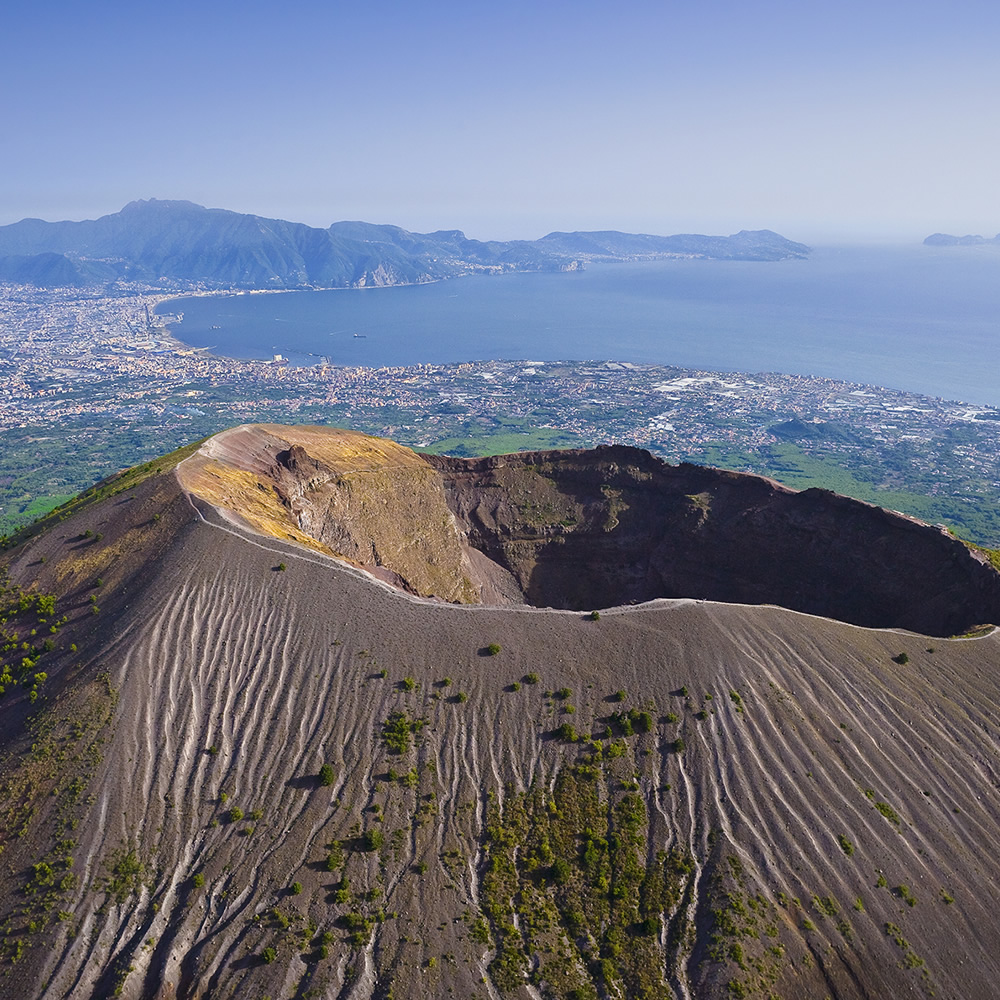 Cono del Vesuvio su vista del golfo di Napoli