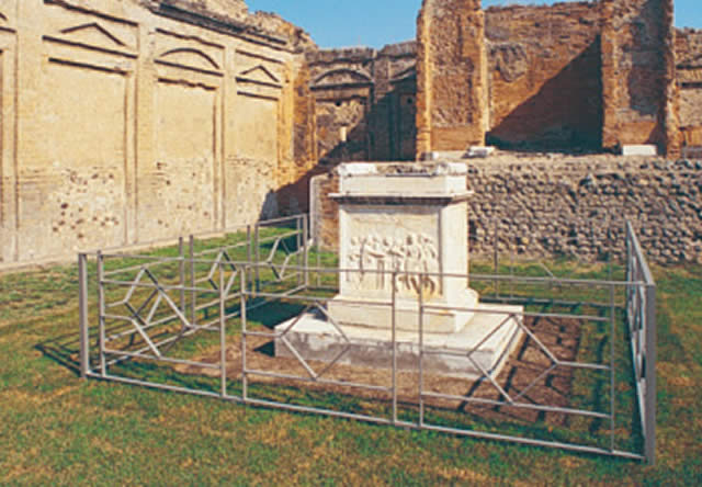 Altare del Tempio di Vespasiano