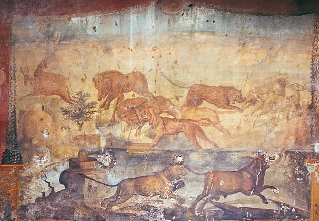 Un particolare della scena di caccia raffigurata sulla parete frontale del giardino