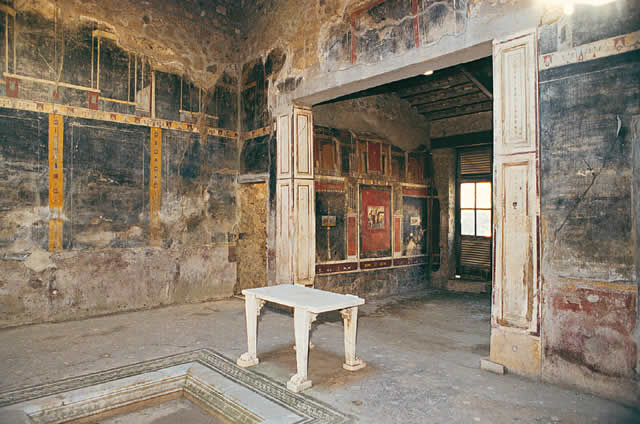 Atrio tuscanico decorato con pitture nere di terzo stile e sullo sfondo il tablino