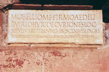 Lapide marmorea della tomba di M. Obellio Firmo