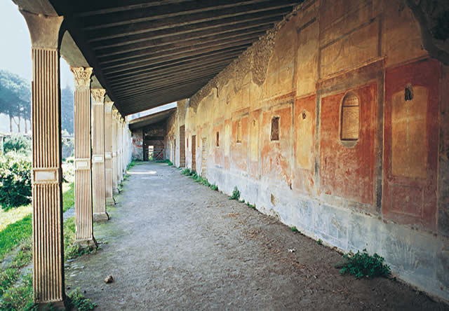 L?originale porticato della Casa di Giulia Felice, che fu scavata per la prima volta nel 1755